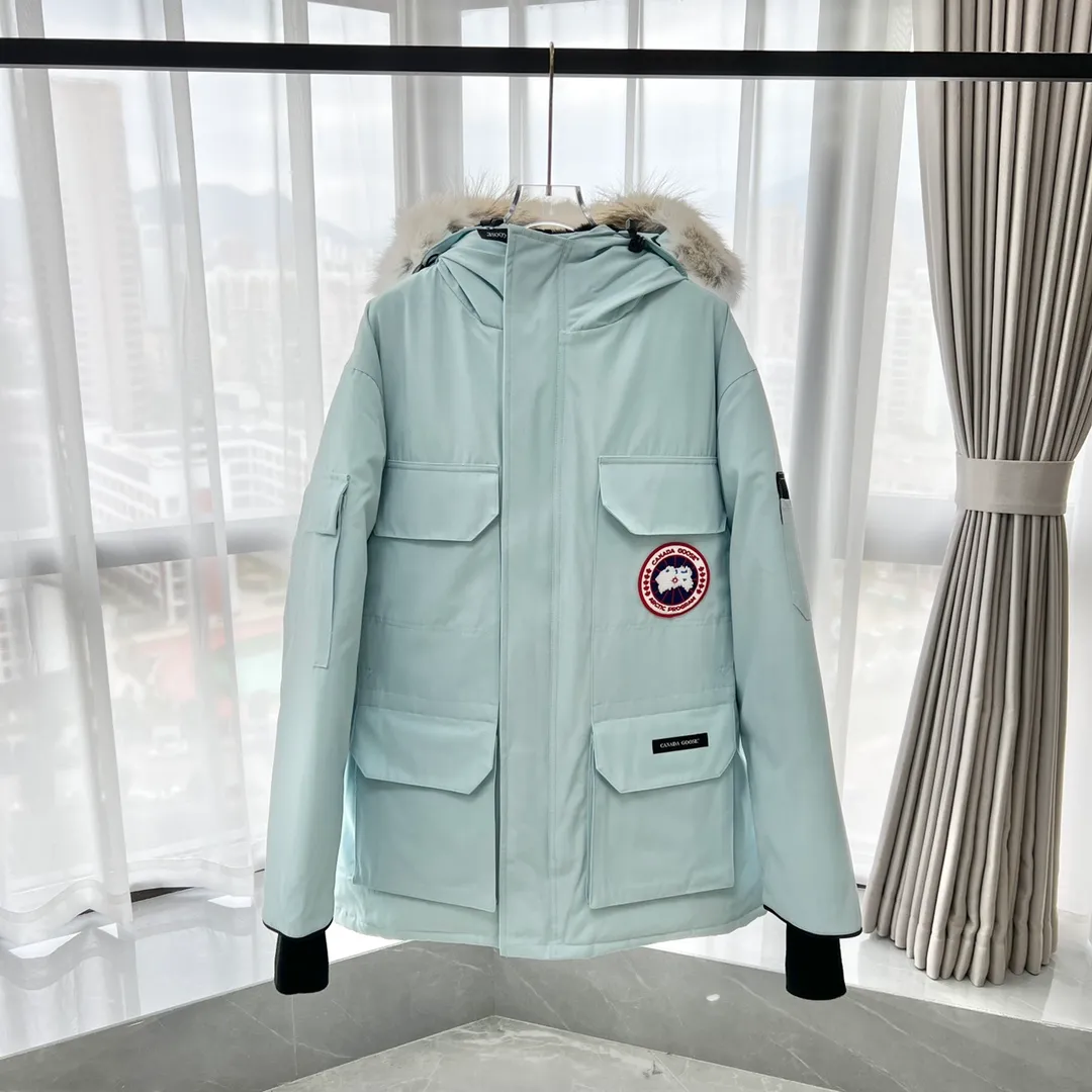 P800 Canada Goose "Canada Goose"🇨🇦 Beichen White / 08 Expedition Parka 4660M Product color: black, off-white, red, sand pink, sky blue, graphite gray, Beichen white, navy blue, sky blue, gray camouflage gray black label Product size: XS, S, M, L, XL, XXL The Expedition was originally a parka designed for scientists at the McMurdo Research Station in Antarctica. Whether your next journey takes you into the frozen urban jungle or across uncharted ice fields, wear Canada Goose's Expedition Parka and get proven results year after year in Antarctica by the National Science Foundation's Center for Polar Research.  Material list: 1⃣ Uses Y-shaped Velcro imported from Taiwan (exclusive in the market) 2⃣ Uses 18-count polyester-cotton blended fabric imported from South Korea (authentic synchronized fabric) 3⃣ National standard 80% white duck down, (zp uses 80% white duck down/90% of all boasts are fake) 4⃣ Western Canadian coyote hair (non-market dyed fox hair filled with wolf hair) Material analysis characteristics: 1⃣ The original/polyester-cotton fabric has a high polyester fiber content, and the polyester-cotton fabric has high heat and light resistance and good stability. It has bright colors, high fiber strength, durability, light resistance, heat resistance, and straightness. 2⃣ As we all know, the original version uses 80% white duck down. The fill power refers to the cubic inches of volume occupied by each ounce (30 grams) of down under certain conditions. If one ounce of down occupies 500 cubic inches, the fill power of the down is 500. So we can simply understand it as: fill power is the volume of down, and the volume of down is fill power. The higher the fill power of down, it means that under the same filling amount, down can fix a larger volume of air layer to keep warm and insulate, so the warmth retention of down is better. 3⃣ Western Canadian coyote hair, "large range of selected neck hair" is soft and fluffy, each wolf hair is 60-63 long / 14-16 wide at the peak, this width + preferred parts. It is basically unmatched by the same industry